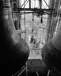 856933 Afbeelding van het terugplaatsen van de gerestaureerde klokken van het carillon in de lantaarn van de Domtoren.